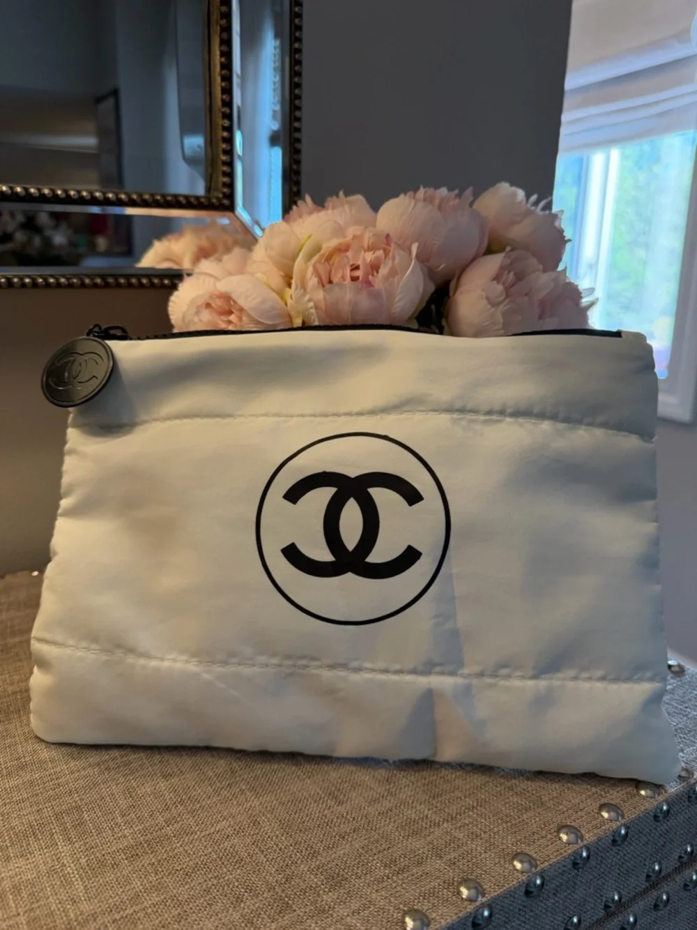 CC White Quilted Tote Bag with black halo Logo zipper pull - Picture 3 of 7